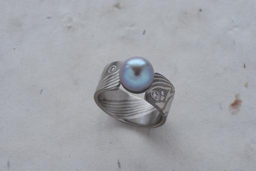 Ring with cultured pearl